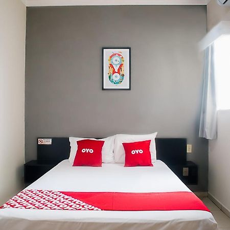 Oyo Cerrado Hotel, Campo Grande Campo Grande  Eksteriør bilde A bedroom at an OYO hotel in Jakarta, Indonesia