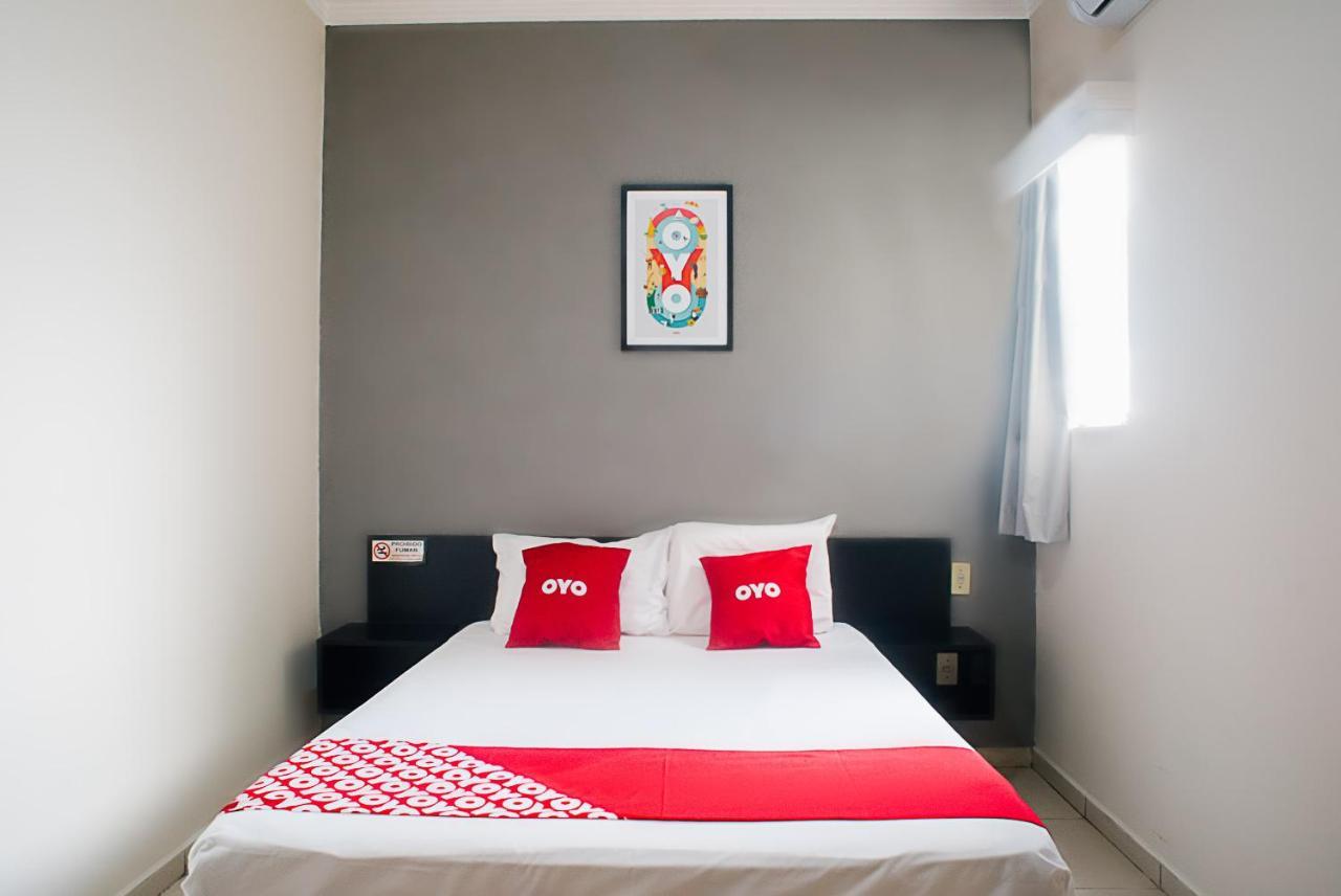 Oyo Cerrado Hotel, Campo Grande Campo Grande  Eksteriør bilde A bedroom at an OYO hotel in Jakarta, Indonesia